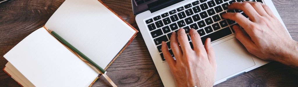 des mains d'hommes écrivent sur un clavier une vidéo d'entreprise