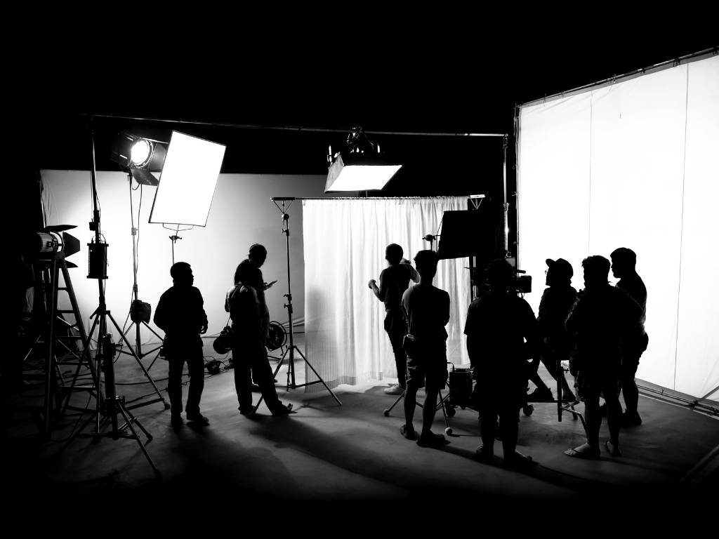 2quipe autour d'une caméra sur un plateau de tournage de film