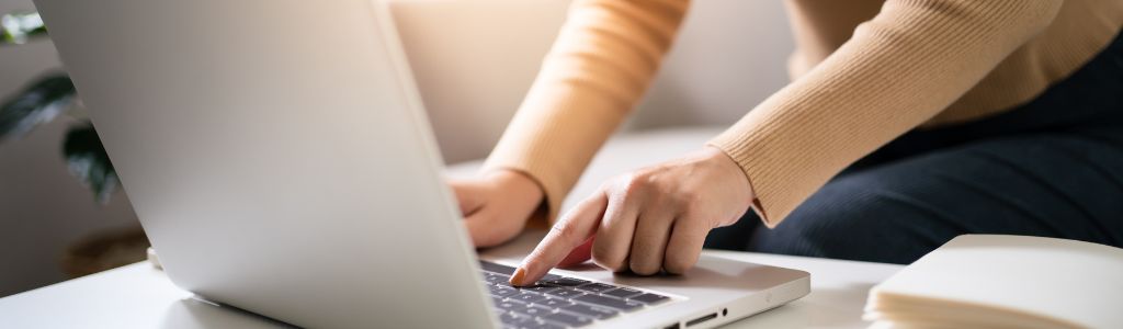 des mains de femmes tapent sur un clavier d'ordinateur