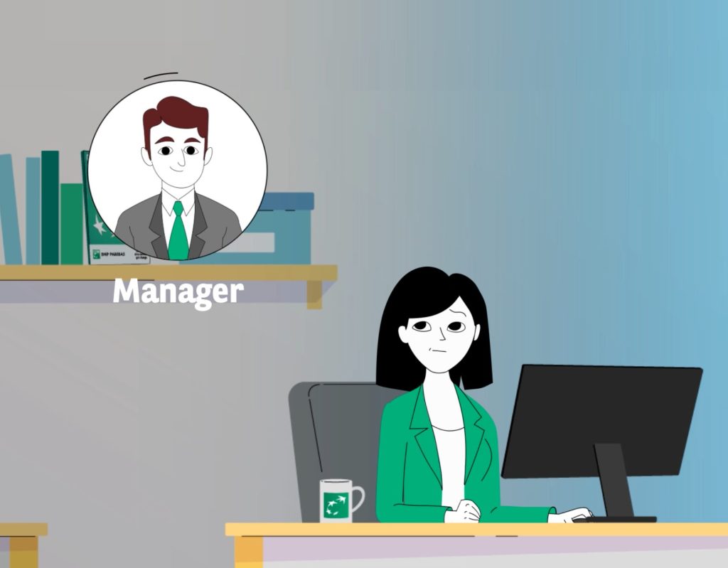 Illustration d'un manager en costume sur une étagère au-dessus d'une employée travaillant à son bureau.