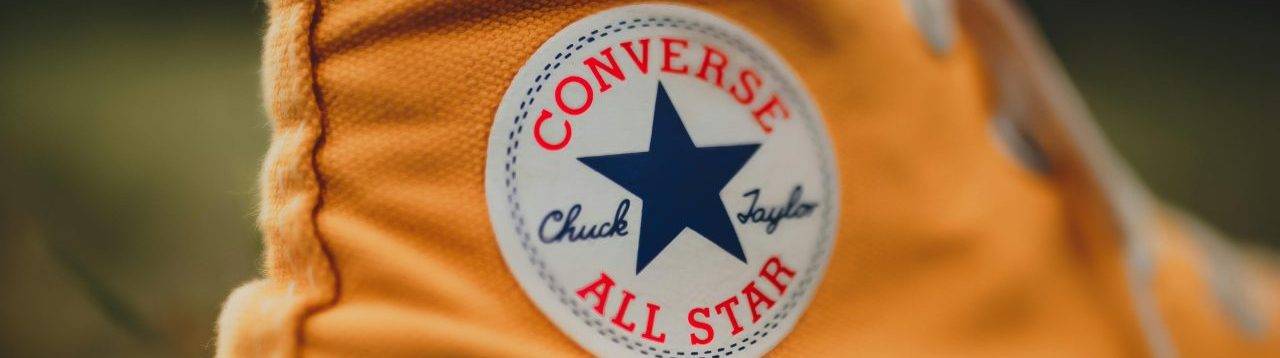 Chaussure Converse All Star jaune en gros plan pour montrer la marque.