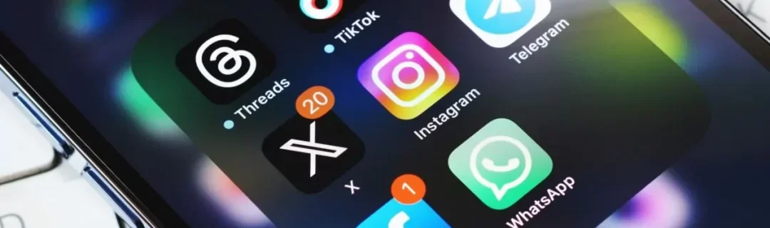 Applications des réseaux sociaux (TikTok, Instagram, Facebook, X, Telegram, WhatsApp) affichées sur un écran de smartphone, illustrant les différents formats de vidéos et stratégies de contenu en 2026